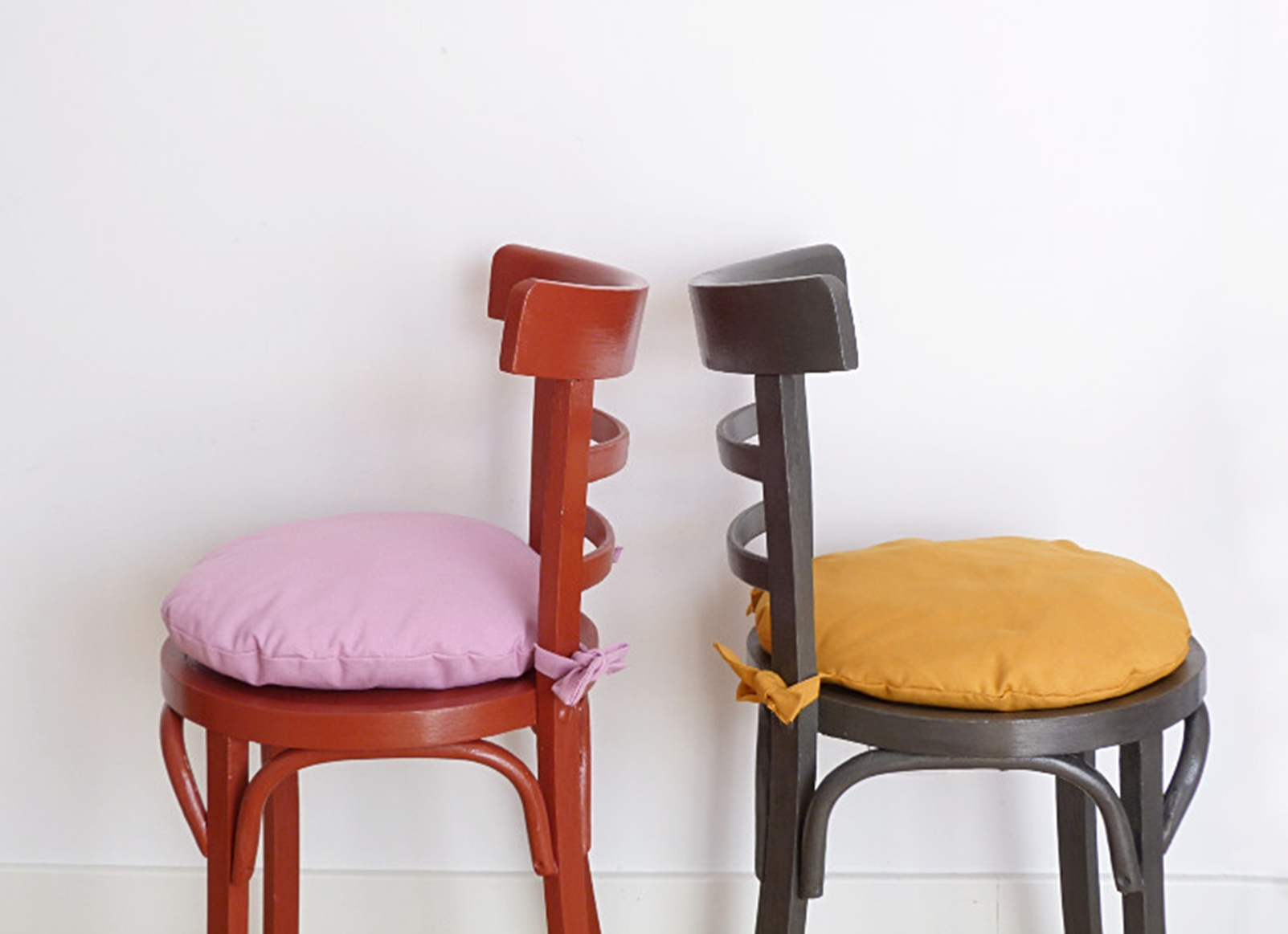 Dos sillas antiguas pintadas con pintura a la tiza Sillas antiguas de madera pintadas con pintura a la tiza roja y gris