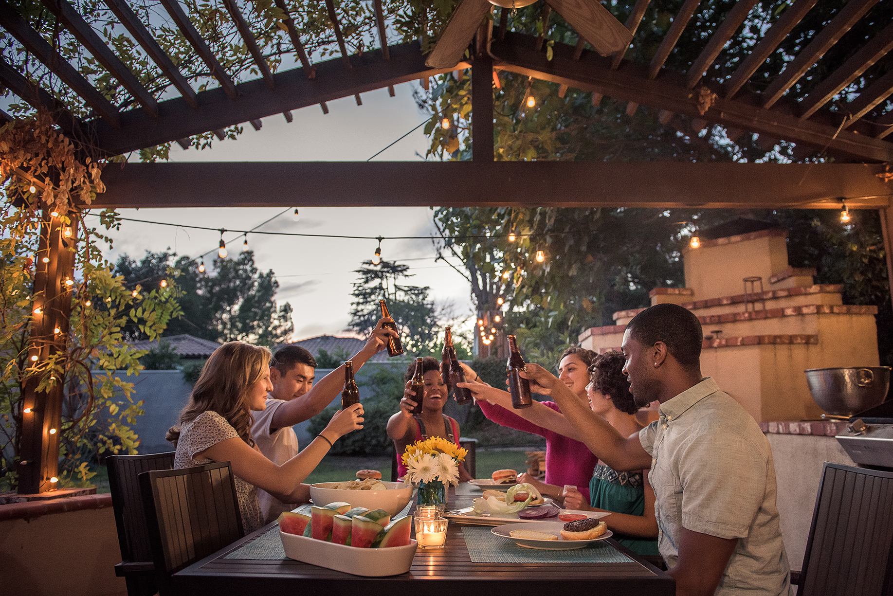 Cómo iluminar una pergola de madera en tu jardín