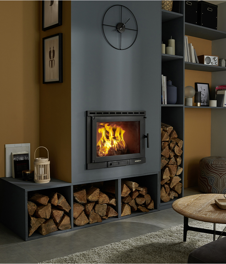 Hogar de leña para complementar la decoración de otoño Hogar de leña para complementar la decoración de otoño