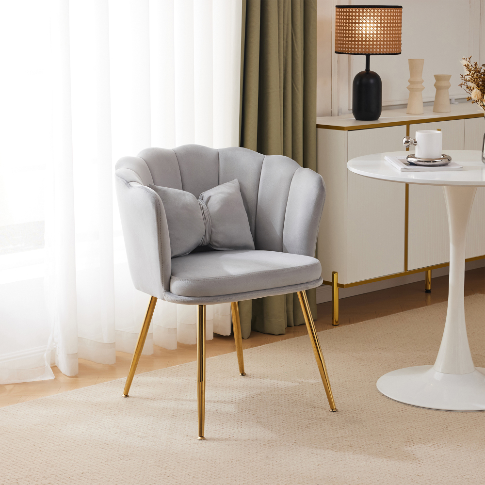 Sillón de terciopelo gris con cojín y patas doradas