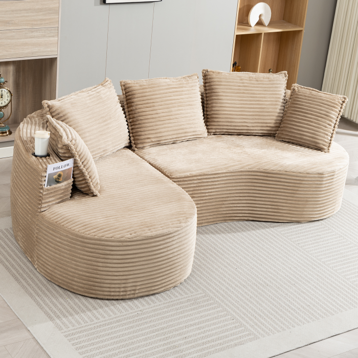 Sofá chaise longue curvo de pana caqui con portavasos y bolsillos laterales