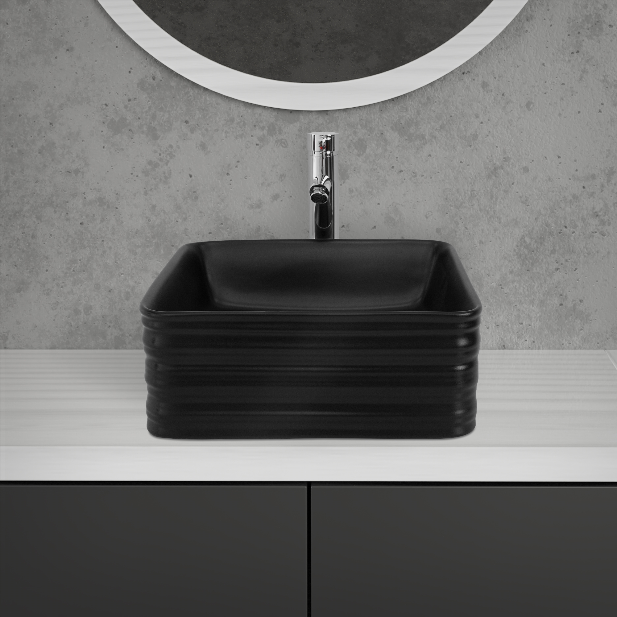 Lavabo de cerámica cuadrado lavamanos y desagüe negro sobre encimera