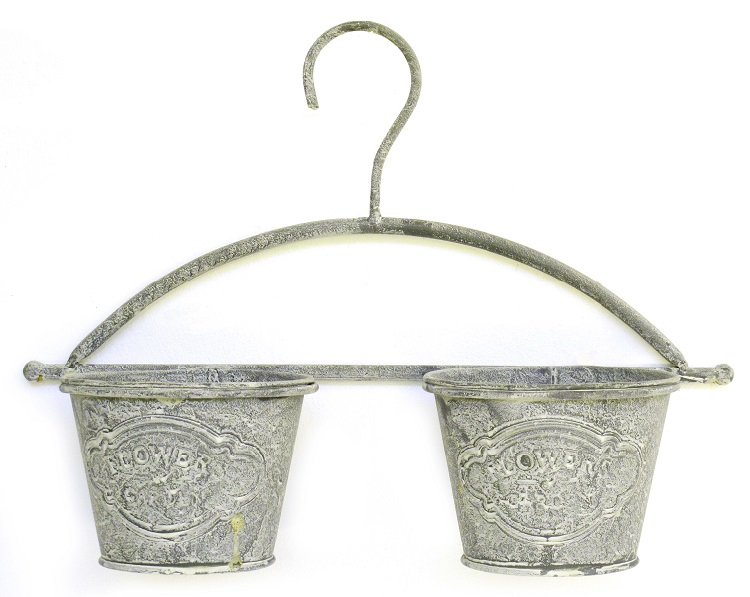 Macetas coLGantes dobles de metal gris.