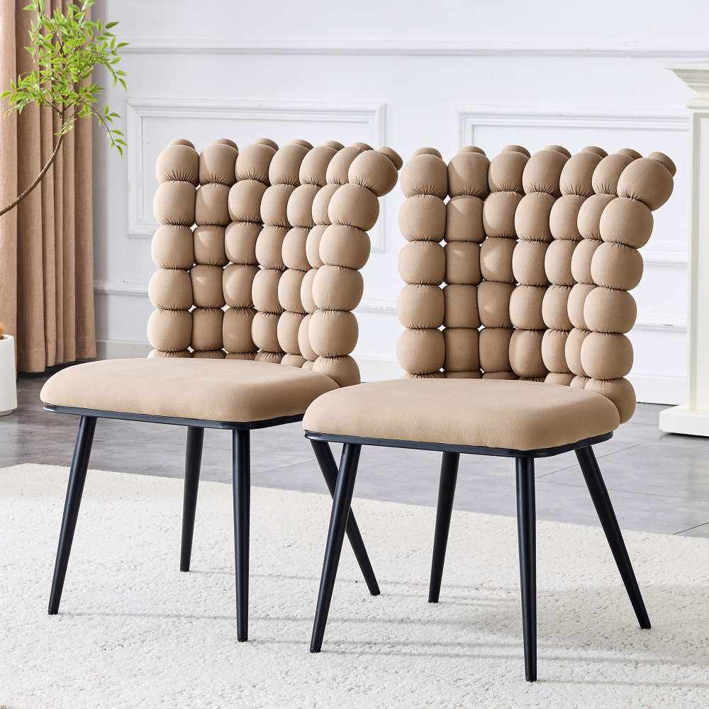 Silla de comedor terciopelo camel con respaldo decorativo