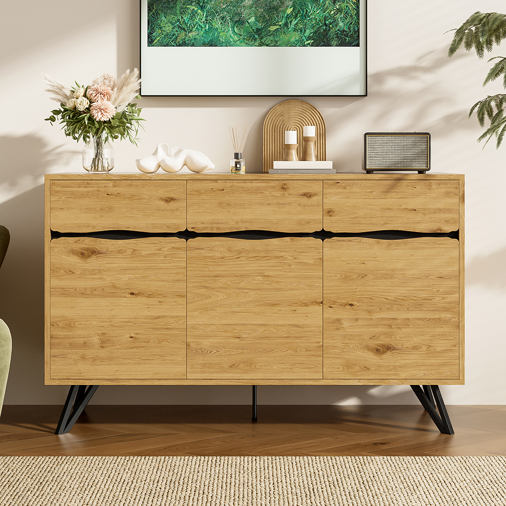 Aparador de madera de tres puertas con acabado exterior.