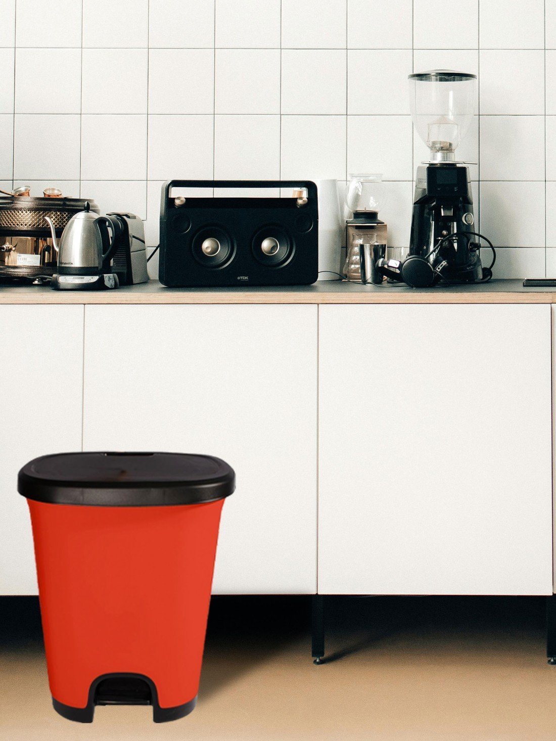 27 litros | negro - rojo | cubo basura plástico moderno | apertura con ped