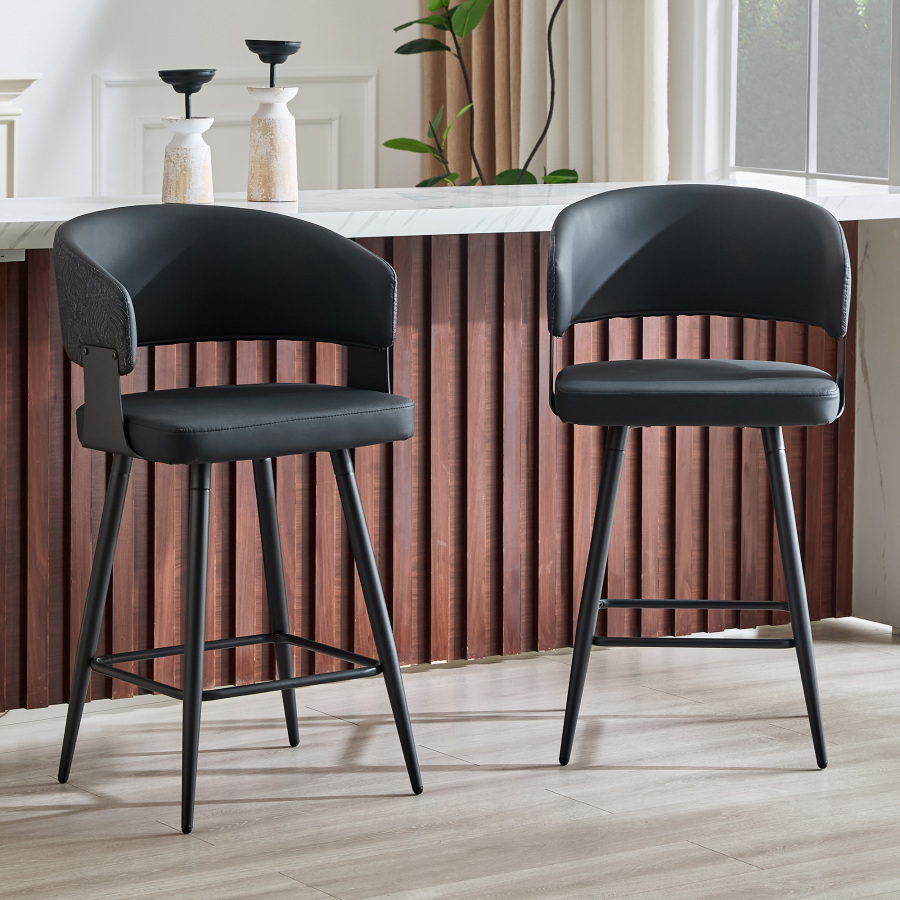 Silla de comedor negra de piel sintética con reposabrazos