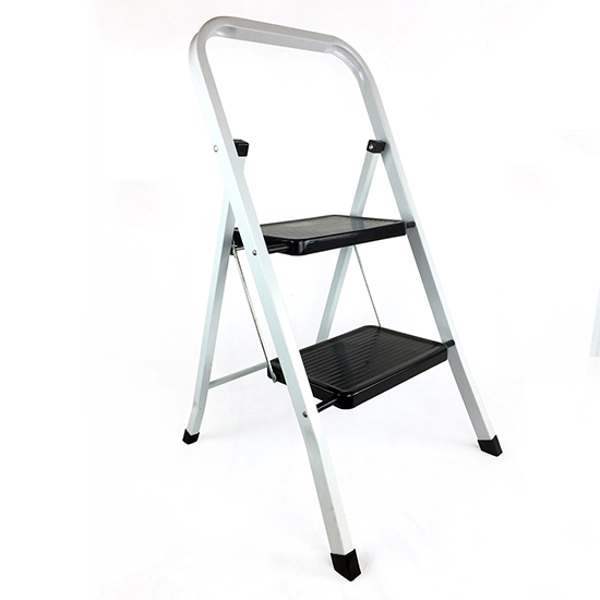 Escalera banqueta con capacidad para plegarse. 2 peldaños
