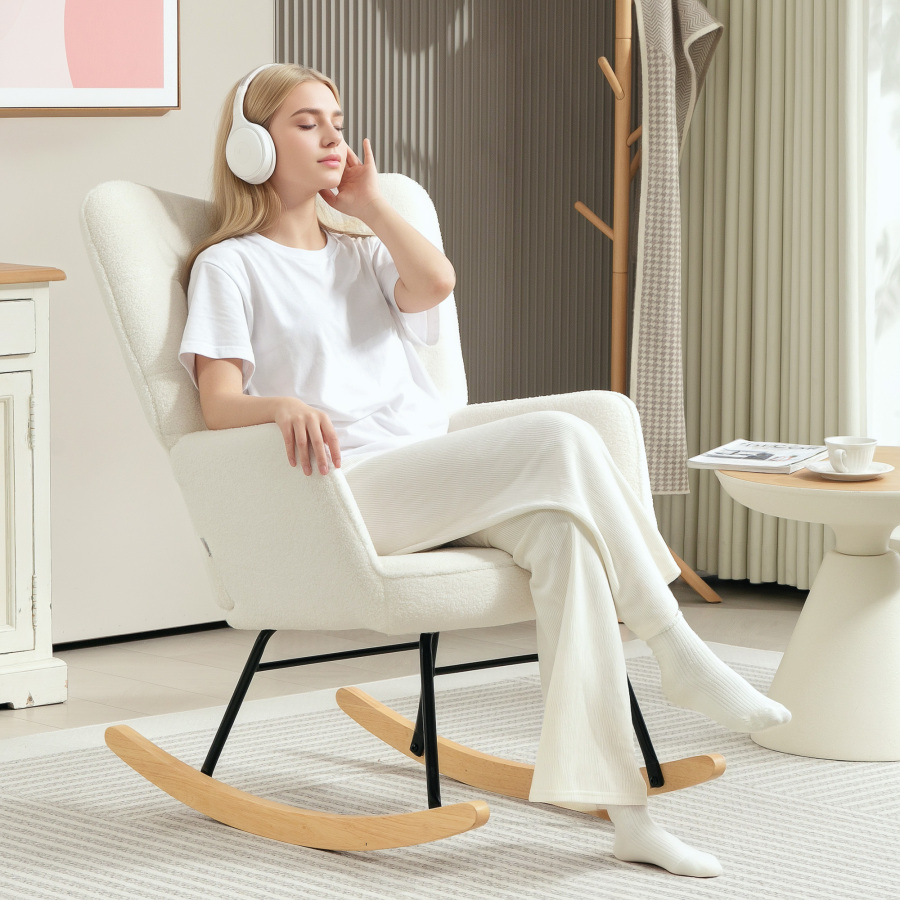 Sillón mecedor tapizado en poliéster blanco con base de madera