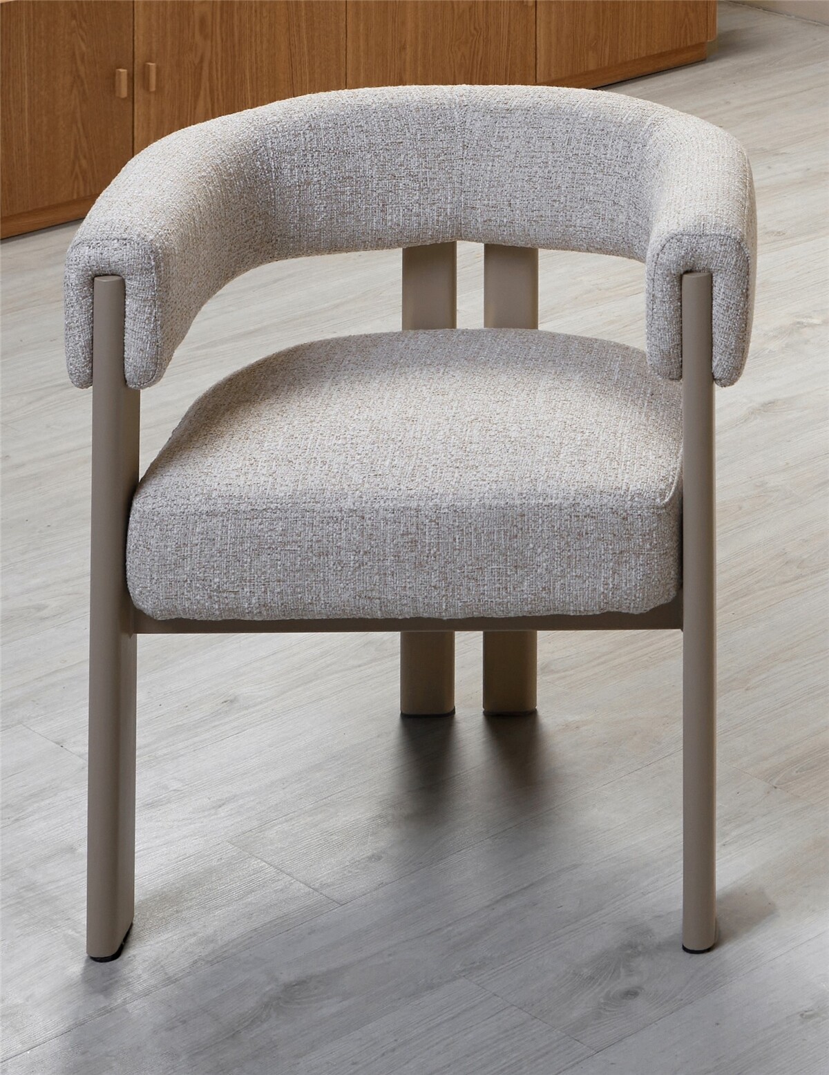 Butaca akona tela class beige con patas pintadas 67x60x70 cms