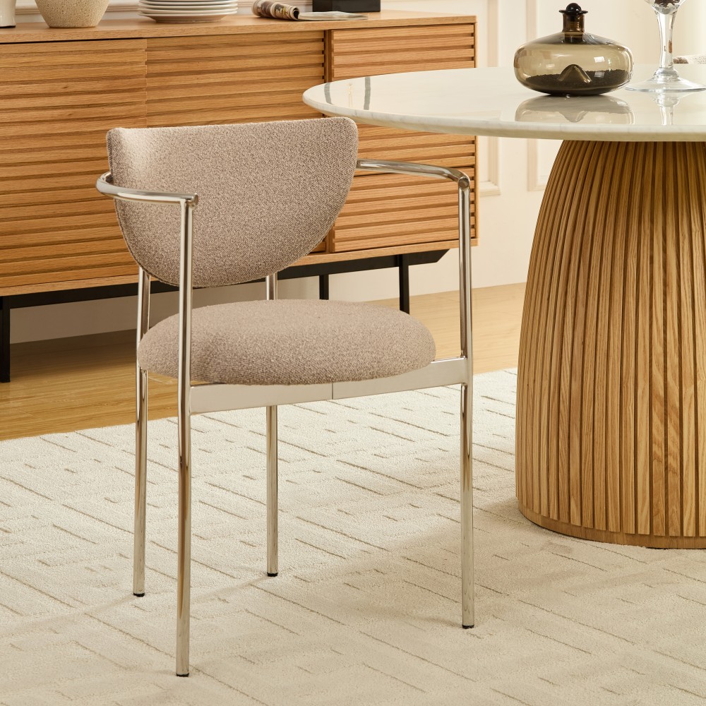 Silla de comedor tela caqui claro con brazos estilo escandinavo