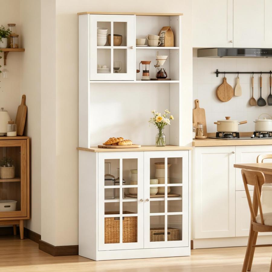 Armario alto de cocina blanco y roble claro con puertas de cristal