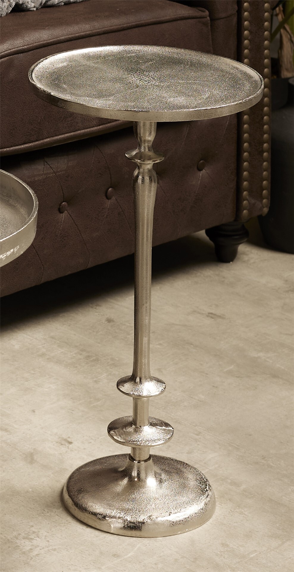 Mesa auxiliar redonda aluminio plata 30dx58 cms. 30dx58 cms