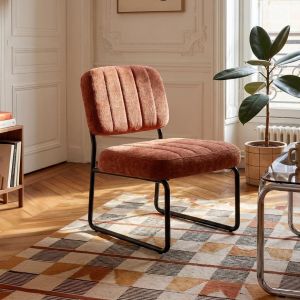 Sillón tapizado en chenilla terracota con patas de metal negro - Paola