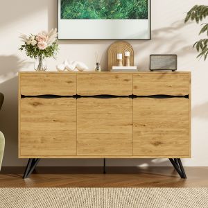 Aparador de madera de tres puertas con acabado exterior.