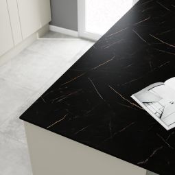 Encimera compacta con superficie hidrófuga doble cara efecto marmol negroy negro jupiter 300x60cm