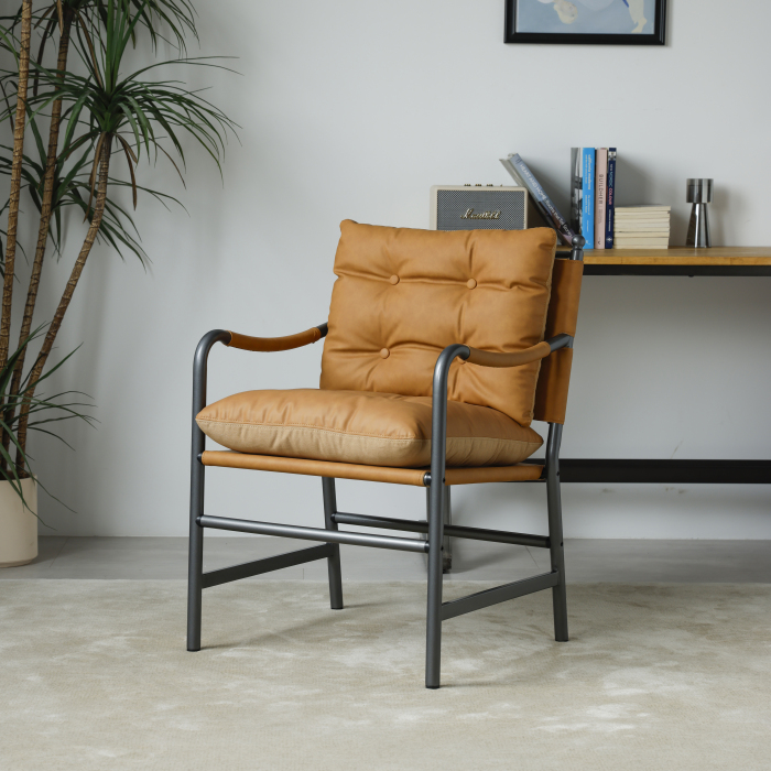Sillón de piel marrón con estructura metálica para salón y dormitorio