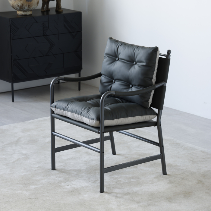 Sillón de cuero negro con estructura metálica para salón y dormitorio