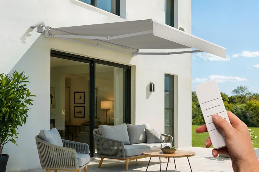 Toldo motorizado semicassette blanco fazzio 3m x 2,5m con tejido beige