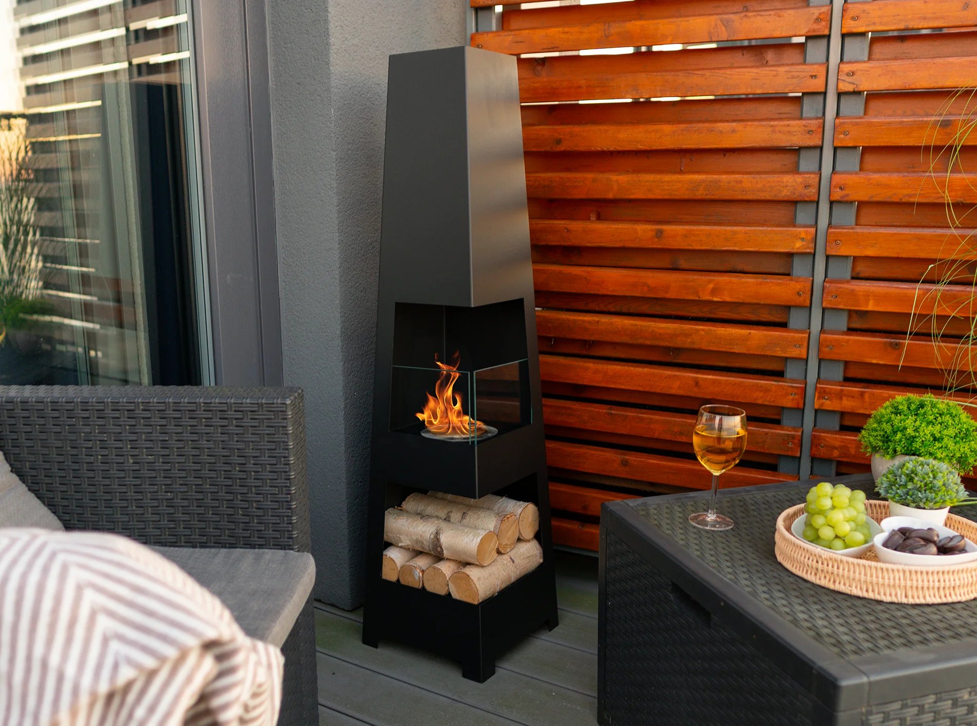 Chimenea bioetanol pyramid garden negra con cristal