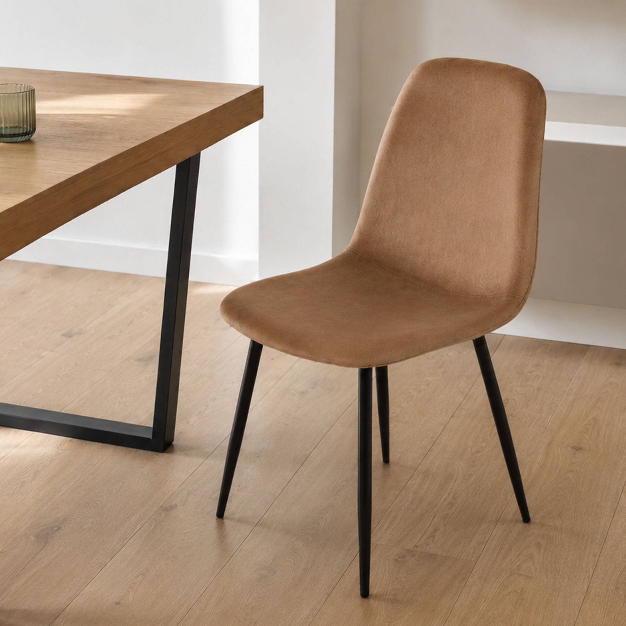 Silla arter, acolchada, en terciopelo beige 45x56x87h cm