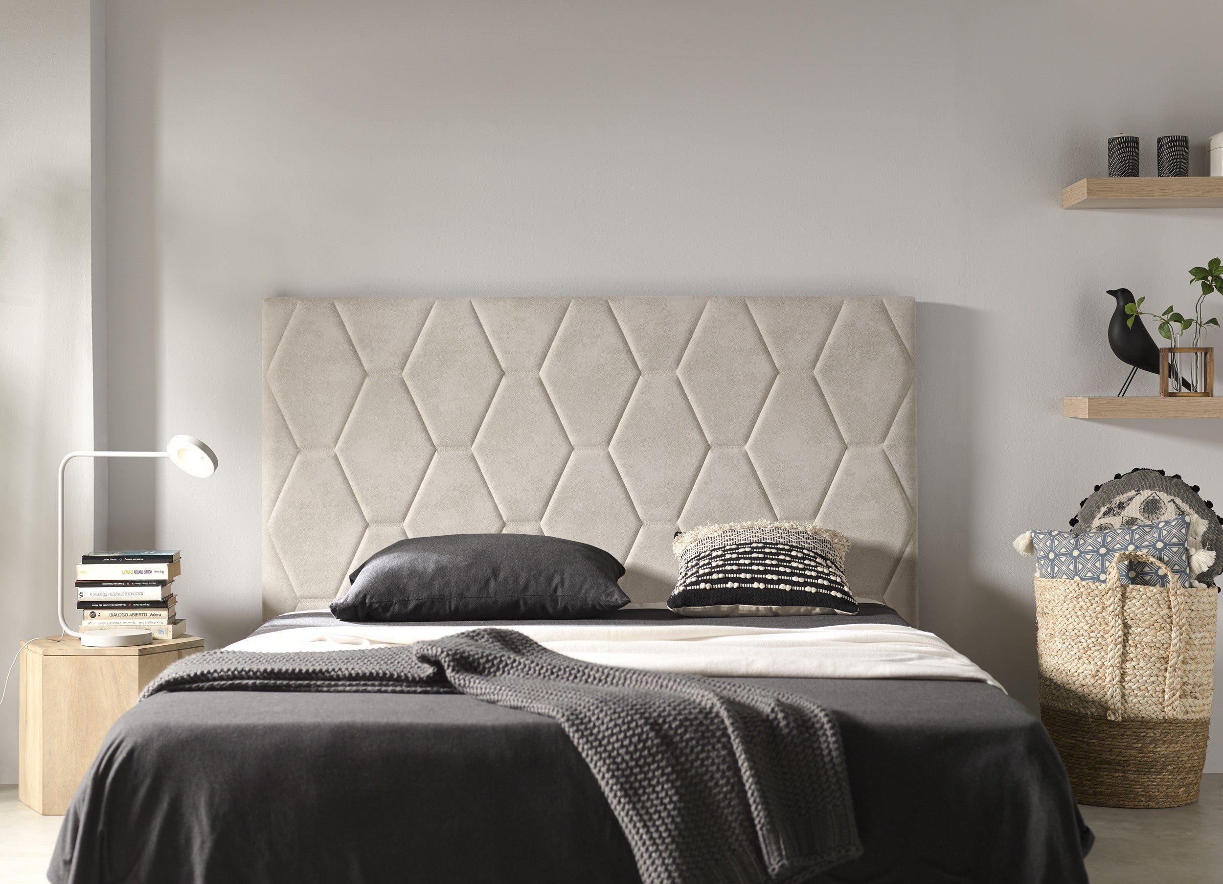 Cabecero ágata para cama de 135 de tela blanco roto 154x115x8.